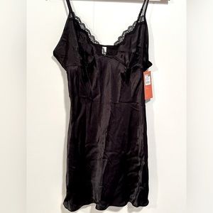 NWT Women’s black, lace trimmed nightgown, negligee. Size Med. Adjust. straps.